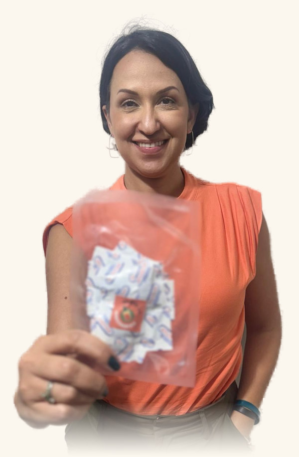 Cinthia Lima segurando um pacote de absorventes de oxigênio Rainhas do Armazenamento